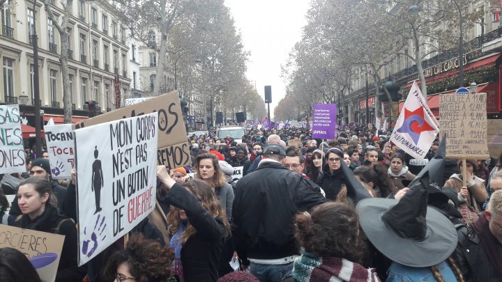 "Ras le viol !" : des milliers de Français dans la rue contre les violences sexuelles